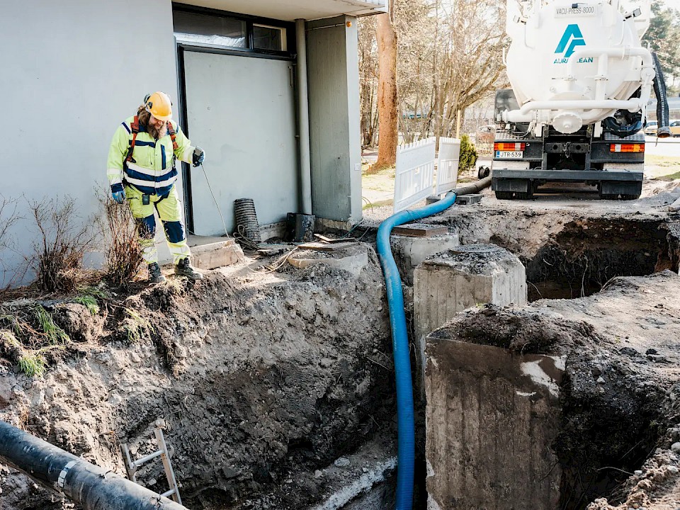 Auraclean imuauto työssään salaojakaivannossa
